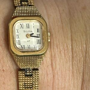 Bulova Gold Watch with Roman Numerals VINTAGE wristwatch 7 inches 💛
